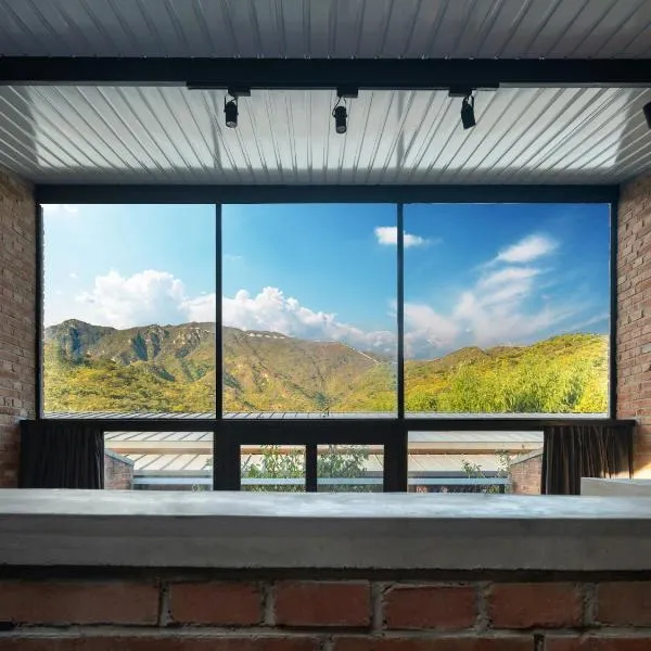 Brickyard Retreat at Mutianyu Great Wall Adjoin to Mutianyu Great Wall - Room with the View of Great Wall - Free Chinese massage experience - Vehicle Shuttle Service - International Catering - SPA& Nail Beauty Facilities, hotel in Huairou