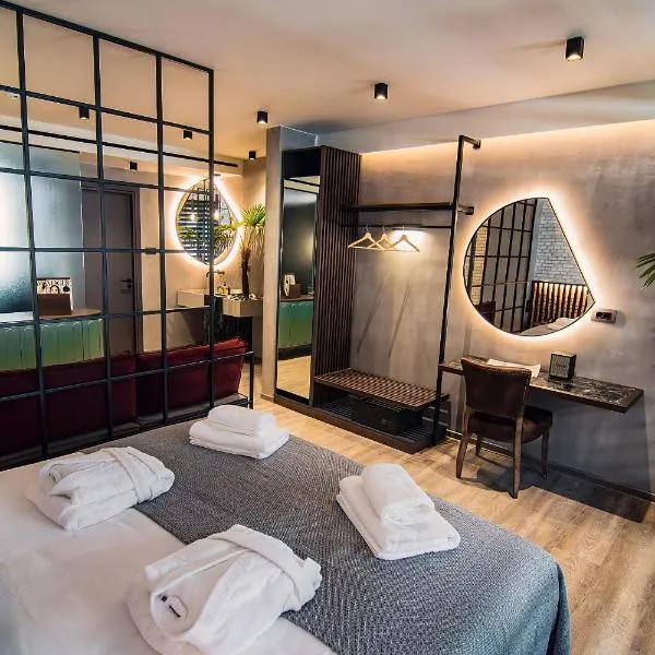 Project 3 Urban Chic Hotel: Glyka Nera şehrinde bir otel