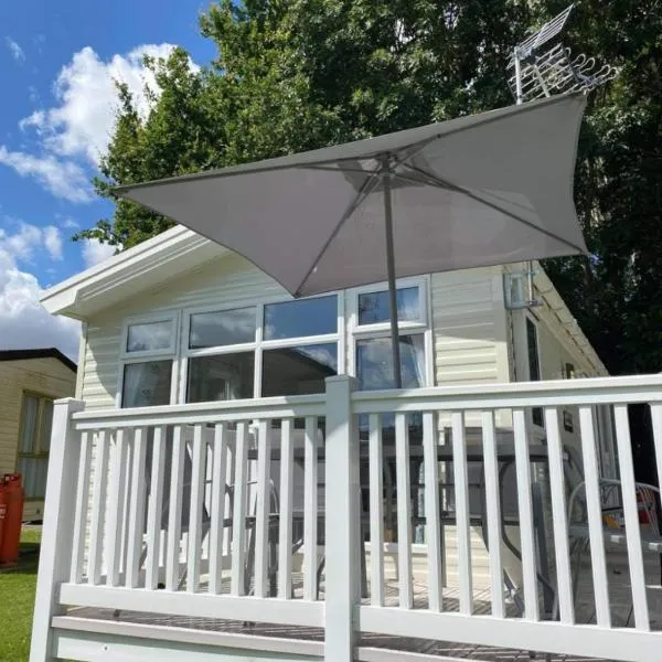 Kellys Holiday Homes 24 Willerby 2 bedrooms caravan, hotel v destinaci Weeley