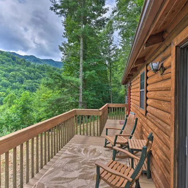 Quaint Log Cabin with Views Near West Jefferson, hótel í Lansing