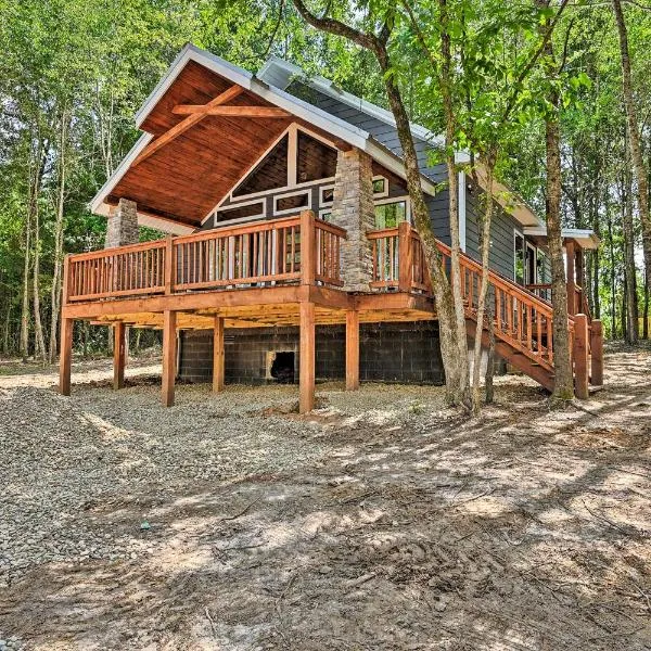 Broken Bow Couples Retreat with Fire Pit and BBQ!, khách sạn ở Idabel