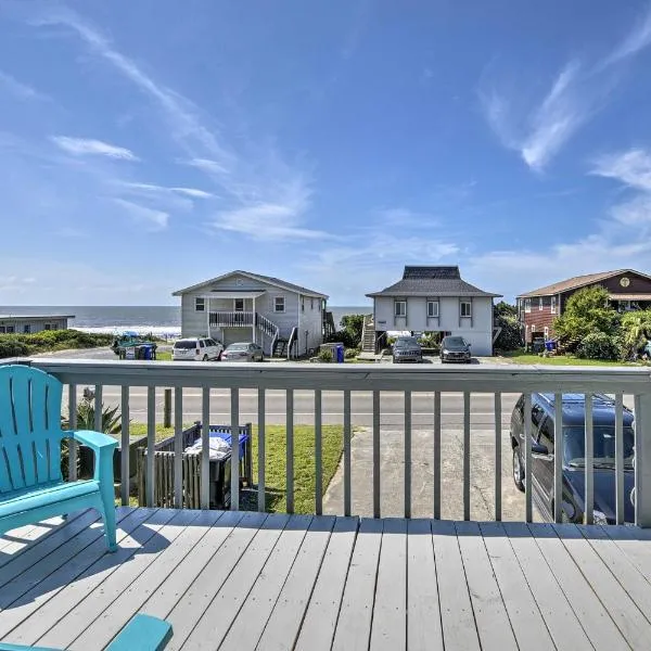 오크 아일랜드에 위치한 호텔 Oak Island Beach Abode with Deck Walk to Shore!