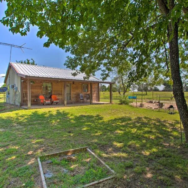 Texas Cabin on 130 Acres Walk to Lake Ray Roberts, hotel in Collinsville