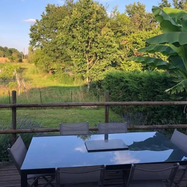 Les jardins de jodie, hotel in Saint-Aubin-de-Branne