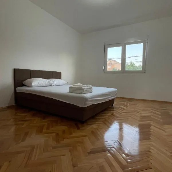 Entire spacious apartment with free parking, hotel v destinaci Podgorica