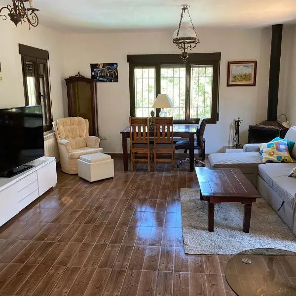 Chalet Dani con parcela privada a 8min de Puy Du Fou, hotel v destinaci Argés