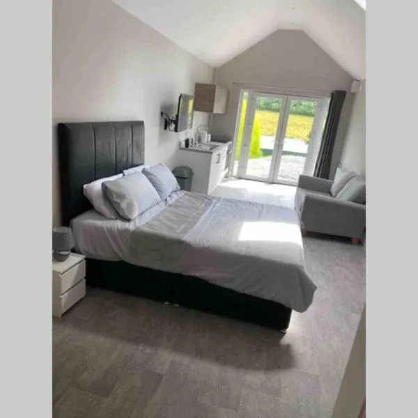 The Forest Chalet - Stunning Studio Apartment, hotel in Ballycastle