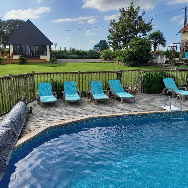 La Gasteboisiere with swimming pool and games room, hotel v destinácii Le Mesnil-Adelée