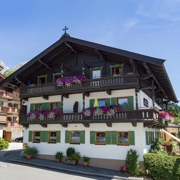 Pension Hinterholzer, hotell i Scheffau am Wilden Kaiser