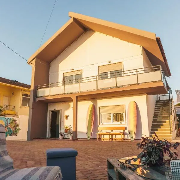 Hospedium Hostel República Surf House, hotel in São Pedro da Cadeira