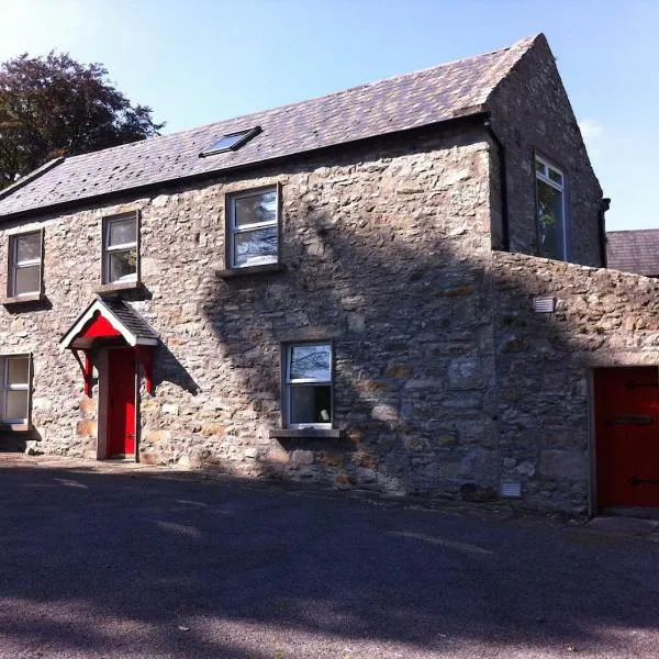 The Stables - 200 Year Old Stone Built Cottage, hotel v destinaci Foxford