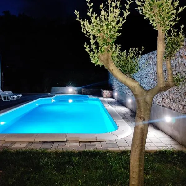 Village holiday apartman with heated pool Maslina, hôtel à Smoljanovići