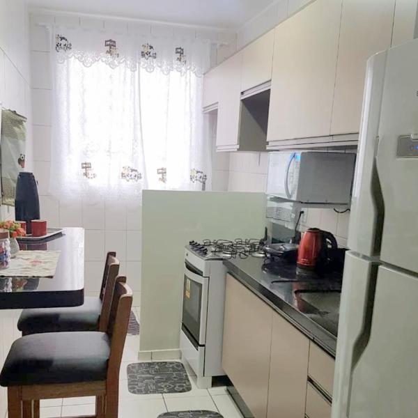 Apartamento TOP CLIMATIZADO em CRICIÚMA-SC - ótimo CUSTO-BENEFÍCIO - Cozinha completa - Cama Box - WiFI - Smart TV - Apps YouTube - NetFlix - Prime Vídeo - Garagem coberta - Portaria Digital 24h - Lugar sossegado e arborizado - Acomoda até 5 pessoas - Foto 4