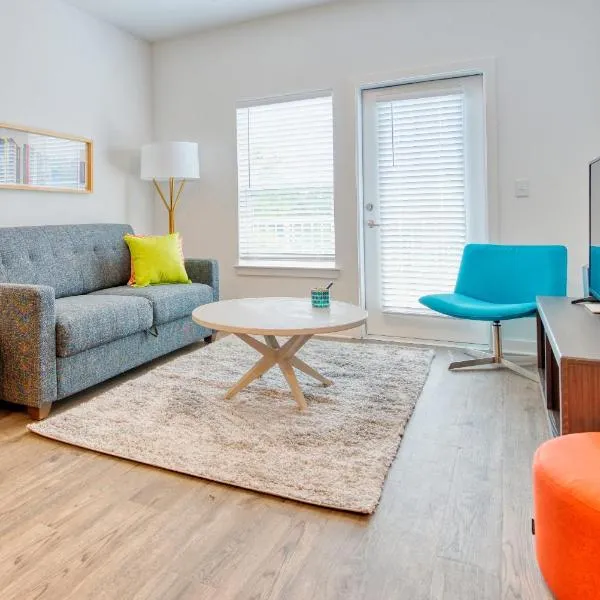 Luxe One Bedroom Apartment with Balcony, hotel in Gainesville