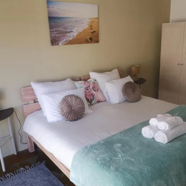 Serenity Cove-The Royal Jewel Room, hotel in Hallack Rock