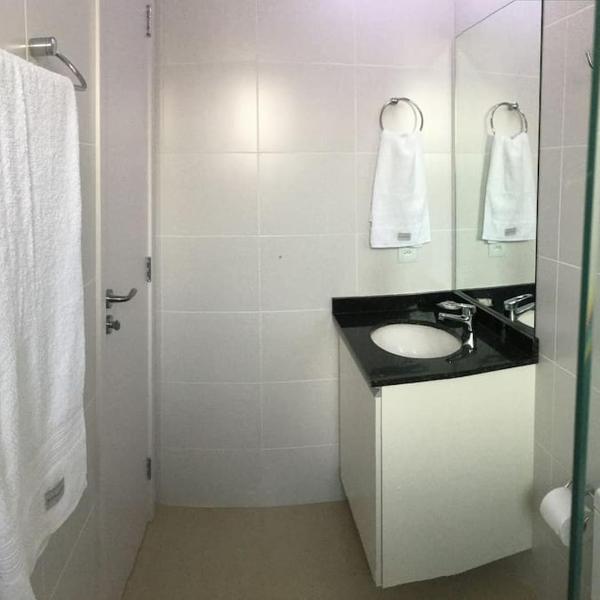 609-Apartamento Encantador, com 1 vaga de GARAGEM, Todo Mobiliado e Decorado, Edificio com Academia, Lavanderia, Excelente localização no Rebouças, Proximo ao Batel e Centro - Foto 3