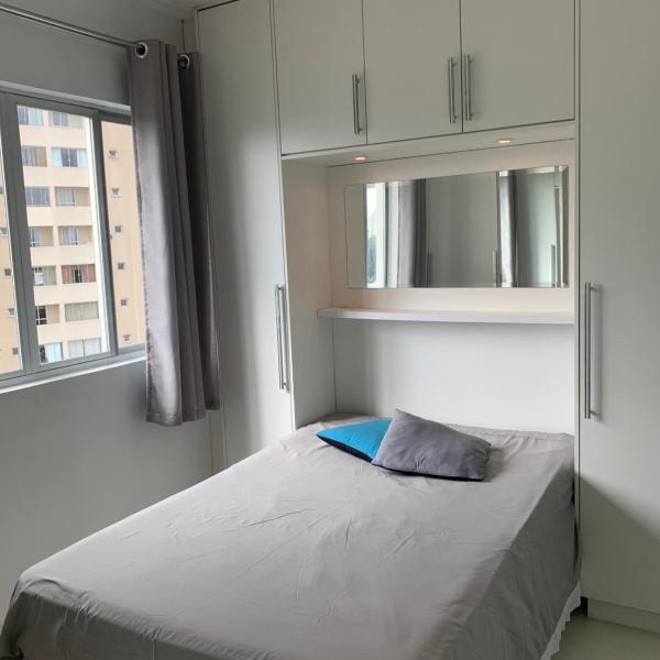 1103- Apartamento Encantador, amplo e decorado, mobiliario moderno, cozinha completa com utensílios , Excelente vista da cidade e localização privelegiada no bairro Bigorrilho - Foto 2