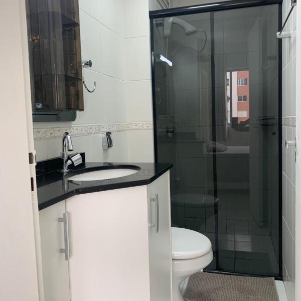 1103- Apartamento Encantador, amplo e decorado, mobiliario moderno, cozinha completa com utensílios , Excelente vista da cidade e localização privelegiada no bairro Bigorrilho - Foto 3