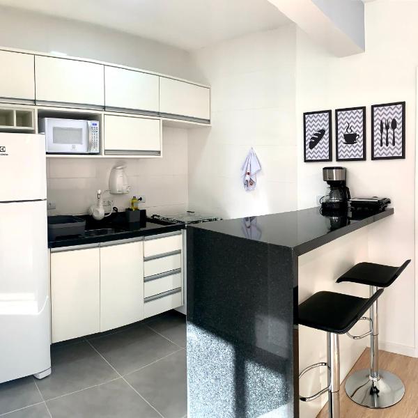 1103- Apartamento Encantador, amplo e decorado, mobiliario moderno, cozinha completa com utensílios , Excelente vista da cidade e localização privelegiada no bairro Bigorrilho - Foto 4