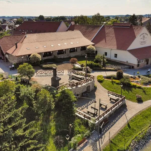 Penzion Dašické sklepy, hôtel à Holice