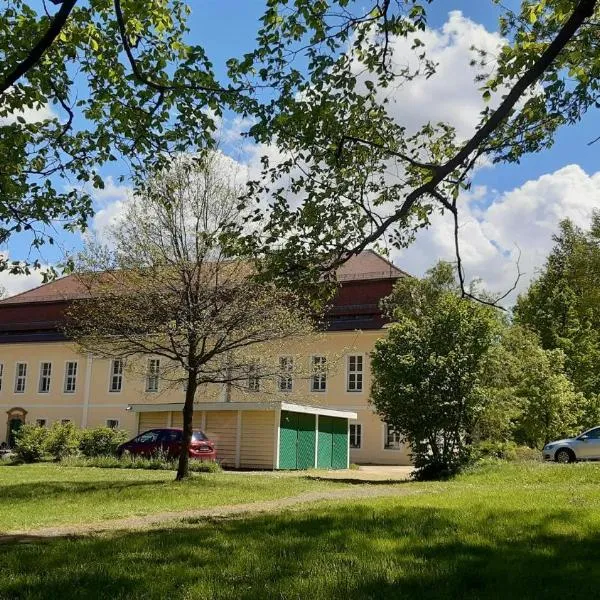 Orangerie im Schlosspark zu Arnsdorf, hotel in Arnsdorf
