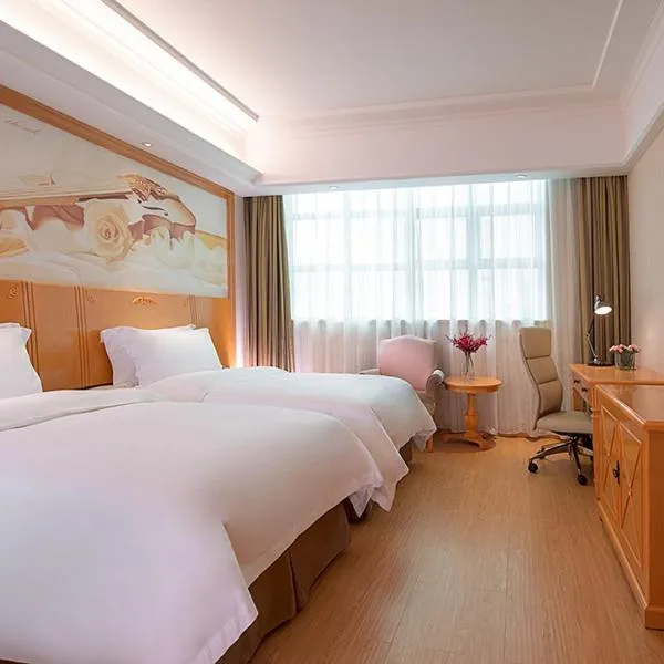 Vienna 3 Best Hotel Shenzhen Airong Road، فندق في Jiujie