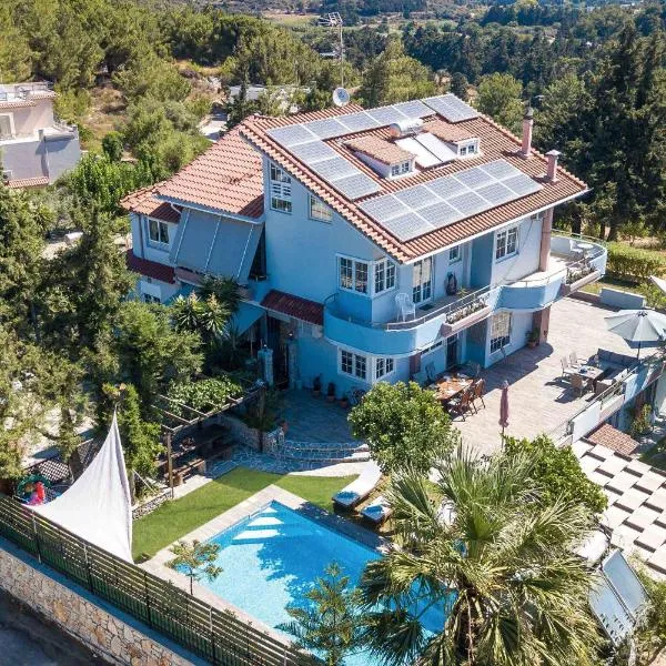 Athina's Villa with heated pool, hotel v destinácii Koskinou