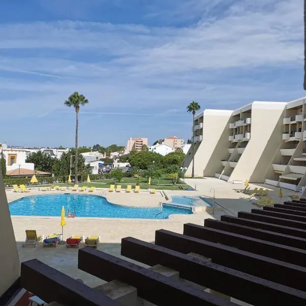 Apartamento T2 Palmeira Galé-Praia da Galé, hotel in Guia