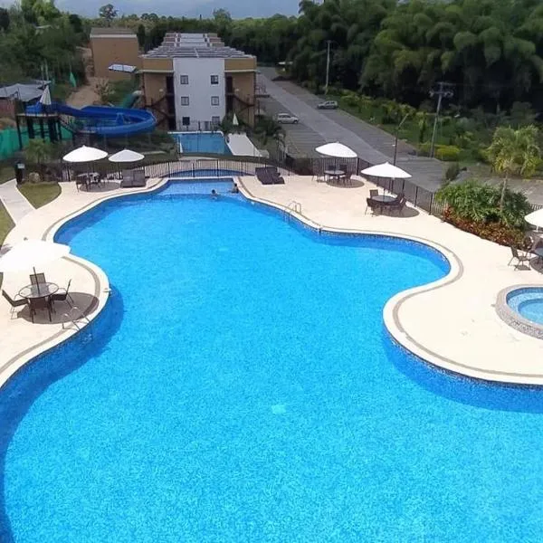 APTO WIFI+ AIRE AC +PISCINAS +JACUZZI +TOBOGAN+BBQ, hotel in La Tebaida