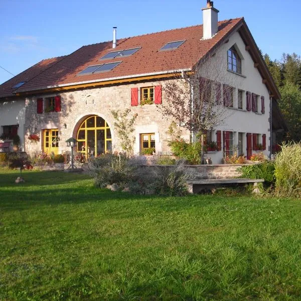 "Chambre Merisier" dans une ferme avec étang privé au coeur de la région des mille étangs, Faucogney-et-La-Mer, hotel in Faucogney-et-la-Mer