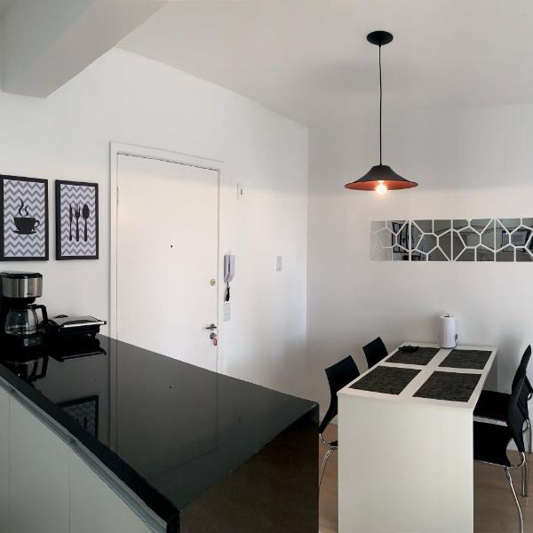 505 - Apartamento Lindo, amplo e decorado, mobiliario moderno, cozinha completa com utensílios , Excelente vista da cidade e localização privelegiada no bairro Bigorrilho proxímo de shopping e parques - Foto 4
