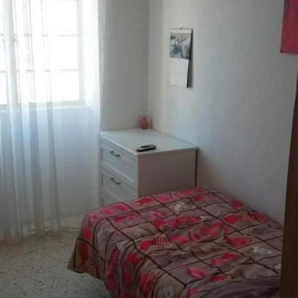 Family room with 4 single bed, hotel di Birkirkara