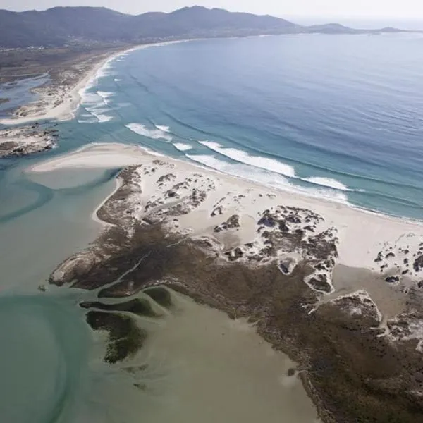 La Casita Alere en Playa Carnota con patio y barbacoa, hotel v destinácii Carnota