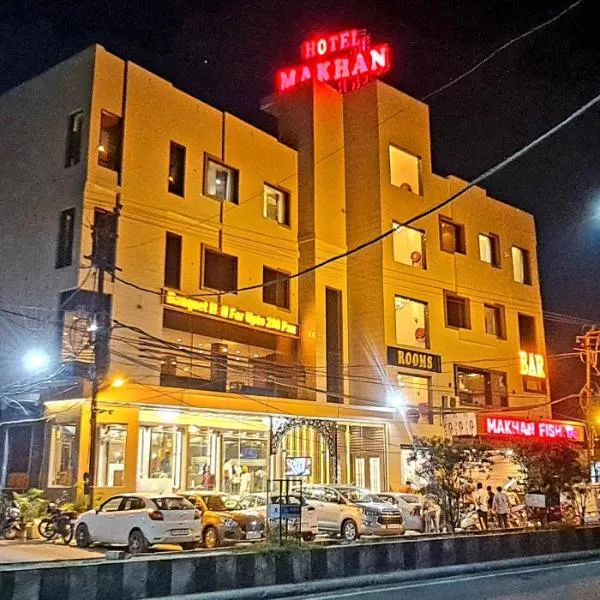 Hotel Makhan Residency โรงแรมในNūruddīn