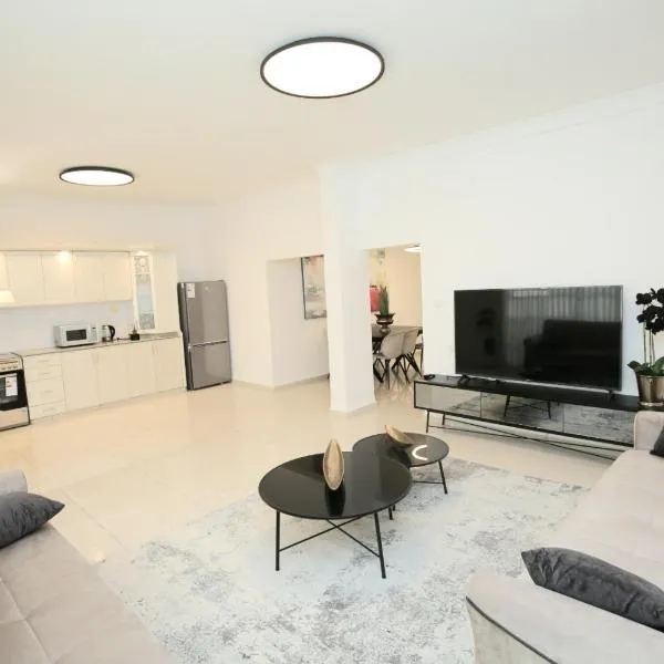 City center luxury apartment in Netanya, hotel in Netanya