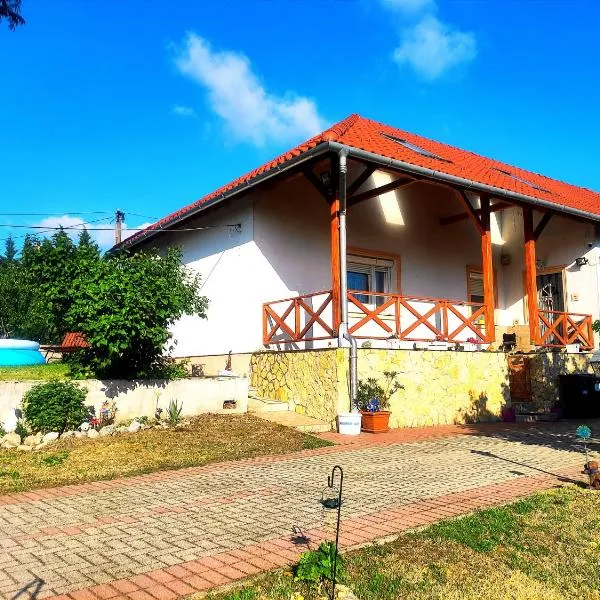 Szandra Vendégház, hotel v destinaci Öskü