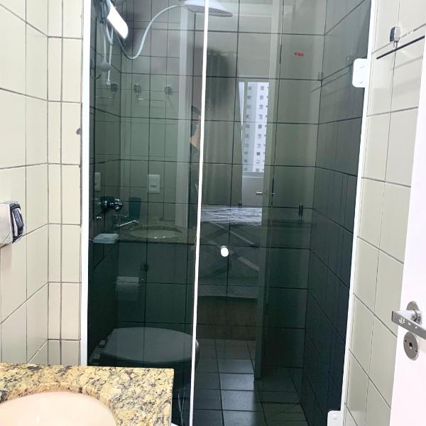 707- Apartamento Encantador, amplo e decorado, quarto, sala, cozinha, mobiliario moderno, cozinha completa com utensílios , Excelente vista da cidade e localização privelegiada no bairro Bigorrilho - Foto 3