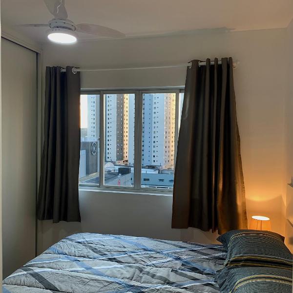 707- Apartamento Encantador, amplo e decorado, quarto, sala, cozinha, mobiliario moderno, cozinha completa com utensílios , Excelente vista da cidade e localização privelegiada no bairro Bigorrilho - Foto 2