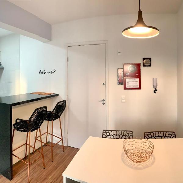 707- Apartamento Encantador, amplo e decorado, quarto, sala, cozinha, mobiliario moderno, cozinha completa com utensílios , Excelente vista da cidade e localização privelegiada no bairro Bigorrilho - Foto 4