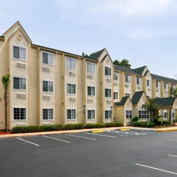 Hometown Inn & Suites Jacksonville Butler Blvd./Southpoint, ξενοδοχείο σε Τζάκσονβιλ