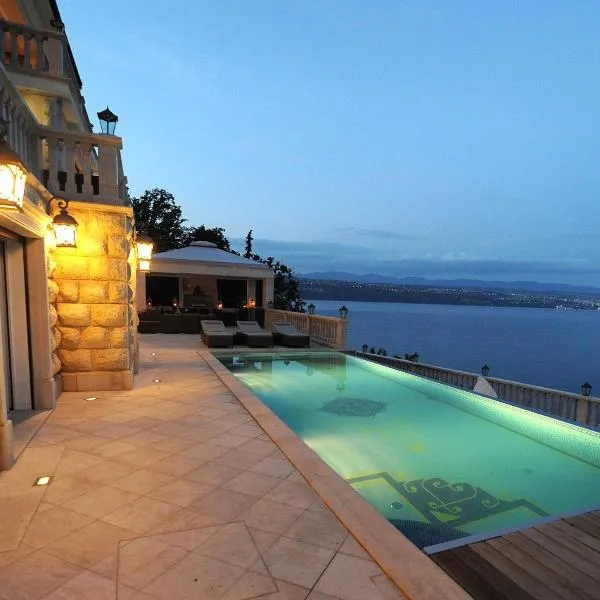 Villa Isabella - Luxury with style right next to the beach, private pool and sea view, hotel v destinácii Opatija