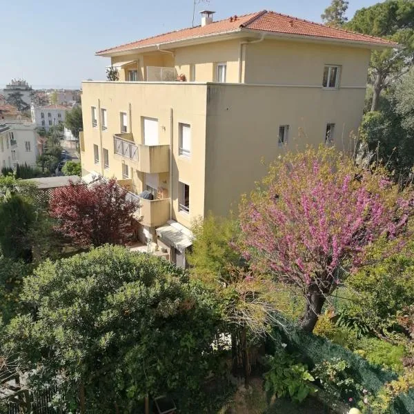 Villa Soraya , quiet location with big garden near beach and old town of NICE, hotel in Nice
