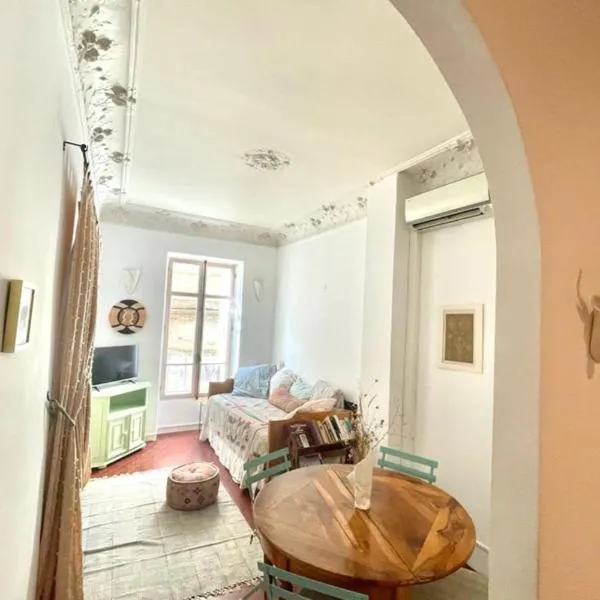 Great studio in the heart of Cannes Meynadier old city neighbourhood !, hotel v Cannes