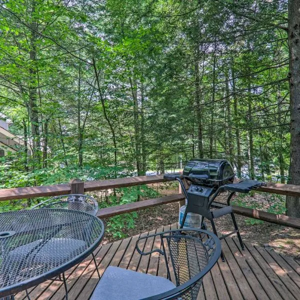 6 Mi to Lake Harmony Quiet Getaway with Deck!, hotel in Lake Harmony