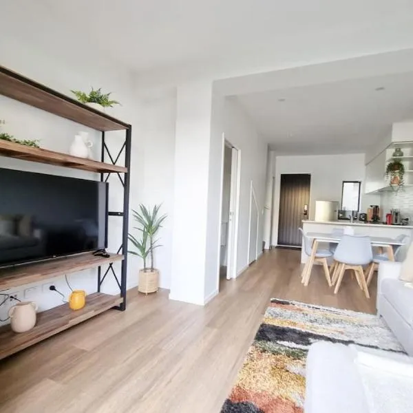 Huntington Townhouse with Patio and Parking, hotel di Auckland