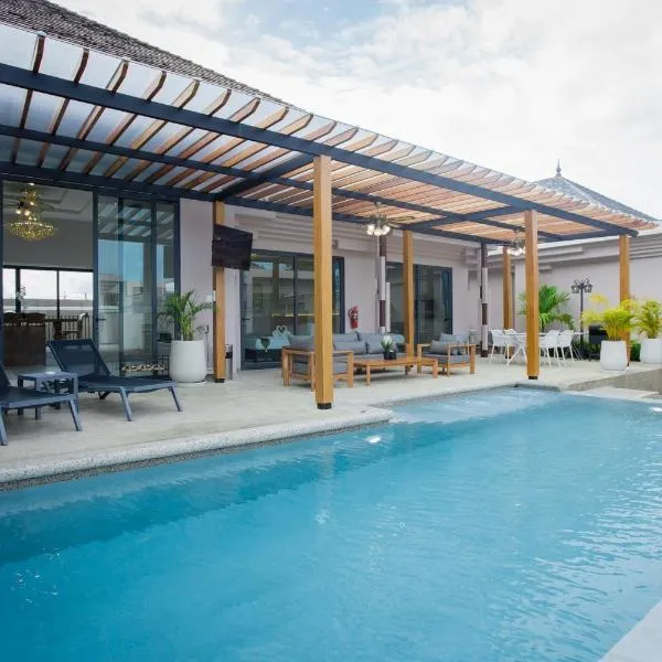 Gold Chariot Pool Villa, Phuket - SHA Plus Certified, hotel v destinaci pláž