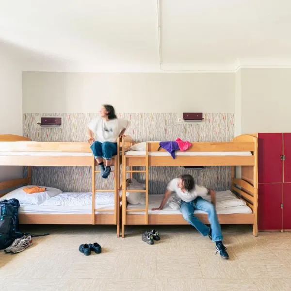 Three Little Pigs Hostel - Your Berlin Castle, hotel em Berlim
