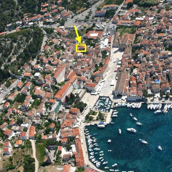 LUXOR Hvar - Main Square Apartments، فندق في هفار
