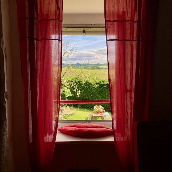 Maison d'hôtes l'Angevinière, chambre des Anges proche Mont-Saint-Michel, hotel in Saint-Laurent-de-Terregatte