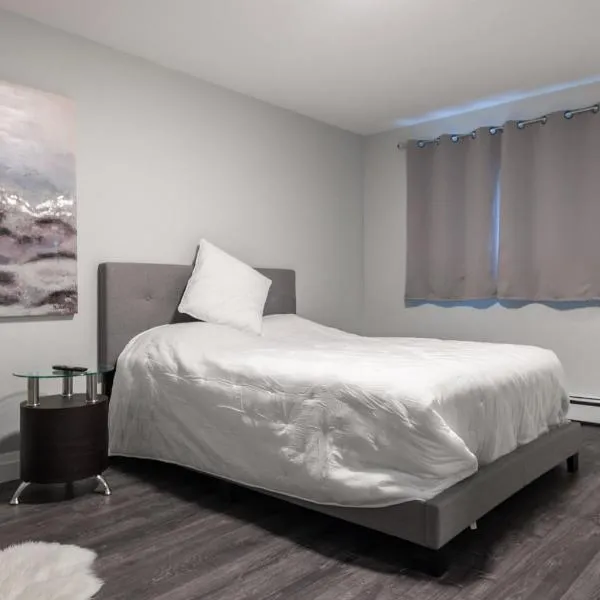 ENTIRE BACHELOR UNIT EN-SUITE UPTOWN WATERLOO - e5, hotel v destinaci Waterloo